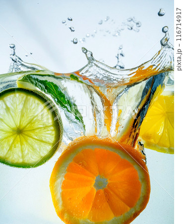 炭酸水に沈むオレンジとライムとレモンのクローズアップ 116714917