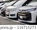 駐車場に並んだ自動車 116715273