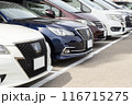 駐車場に並んだ自動車 116715275