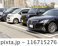 駐車場に並んだ自動車 116715276
