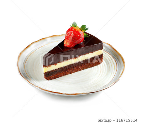苺とチョコレートのおしゃれなデコレーションケーキ 白背景の切り抜き 苺とチョコレートのおしゃれなデコレーションケーキ 白背景の切り抜き 116715314