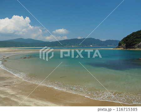 田舎の島の白い浜辺 116715385