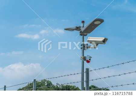 不法侵入を防止する有刺鉄線と監視カメラ 116715788