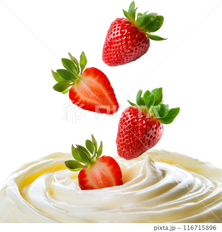 ホイップクリームの上に落ちてくるフレッシュいちごのイメージ 116715896
