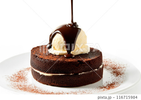 バニラアイスを乗せた濃厚なチョコレートケーキにチョコレートソースをかける瞬間 白背景 バニラアイスを乗せた濃厚なチョコレートケーキにチョコレートソースをかける瞬間 白背景 116715984