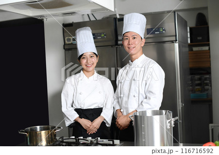 厨房で調理する若いアジア人の男女の調理師 116716592