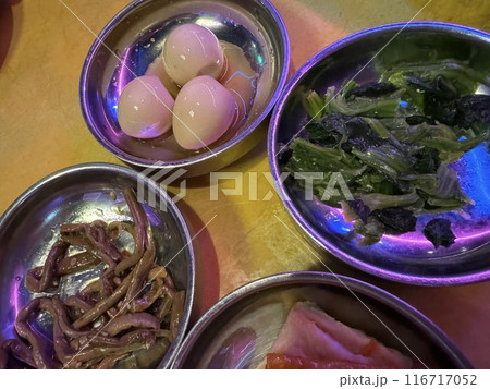 銀色の小皿に盛り付けられた韓国のおかず 116717052