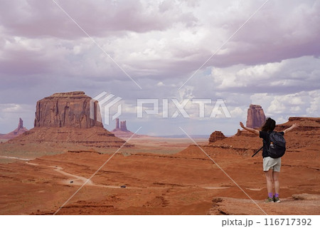 モニュメント・バレーと旅行者の女性 116717392