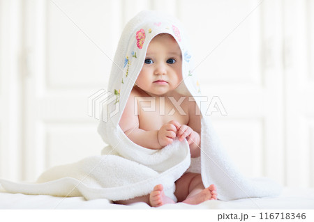 Little baby on white bed Little baby on white bed 116718346