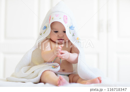 Little baby on white bed Little baby on white bed 116718347