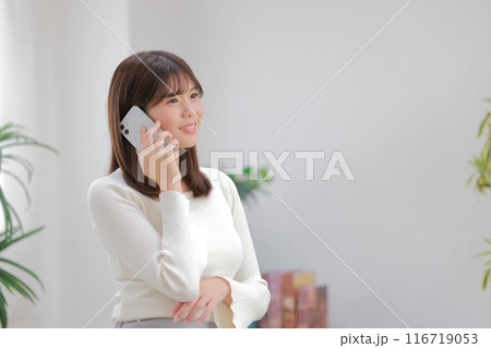 電話する若い女性3 116719053