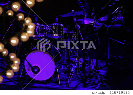 開演前の薄暗いライブハウスのステージに置かれたドラムセット 開演前の薄暗いライブハウスのステージに置かれたドラムセット 116719156