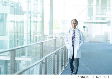 白衣を着たシニアの男性医師 116719501