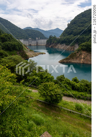 稲包せせらぎ公園から見る夏の奥四万湖 群馬県中之条町 稲包せせらぎ公園から見る夏の奥四万湖 群馬県中之条町 116720006