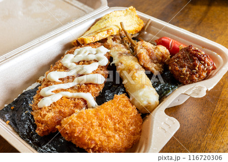 日本の岡山県岡山市のスーパーで買ったとても美味しい弁当 日本の岡山県岡山市のスーパーで買ったとても美味しい弁当 116720306