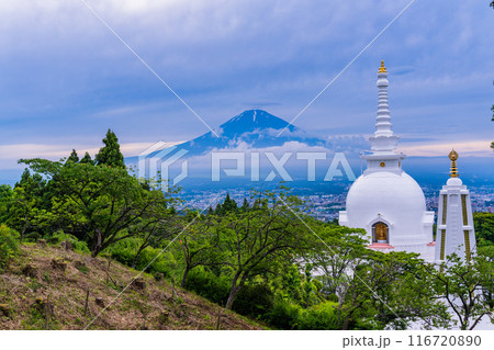 【静岡県】富士仏舎利塔と富士山 夏の夕暮れ 【静岡県】富士仏舎利塔と富士山 夏の夕暮れ 116720890