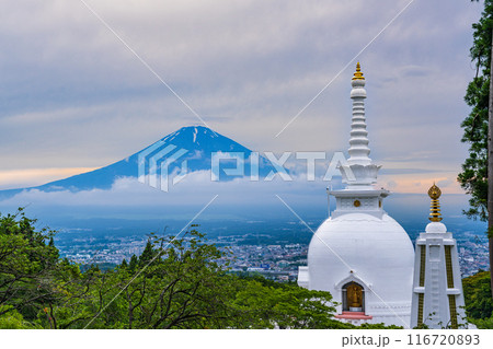【静岡県】富士仏舎利塔と富士山　夏の夕暮れ 116720893