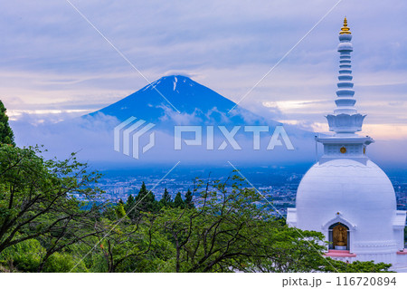 【静岡県】富士仏舎利塔と富士山 夏の夕暮れ 【静岡県】富士仏舎利塔と富士山 夏の夕暮れ 116720894