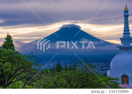 【静岡県】富士仏舎利塔と富士山 夏の夕暮れ 【静岡県】富士仏舎利塔と富士山 夏の夕暮れ 116720900
