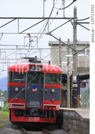 幹線時代の雰囲気が残る田中駅を発車するしなの鉄道115系電車_2024/6/9撮影 幹線時代の雰囲気が残る田中駅を発車するしなの鉄道115系電車_2024/6/9撮影 116721052