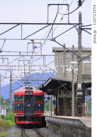 幹線時代の雰囲気が残る田中駅を発車するしなの鉄道115系電車_2024/6/9撮影 116721054