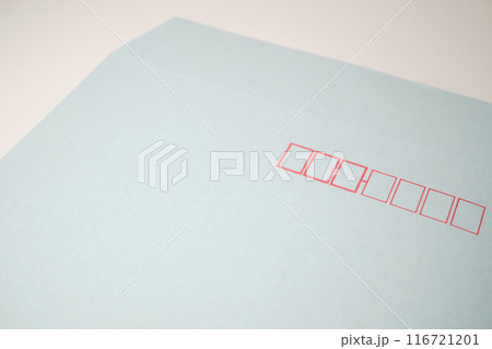 手紙を届ける封筒のイメージ素材 116721201