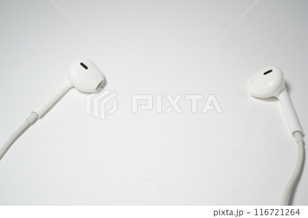 音楽を聴くステレオイヤホンのイメージ 116721264