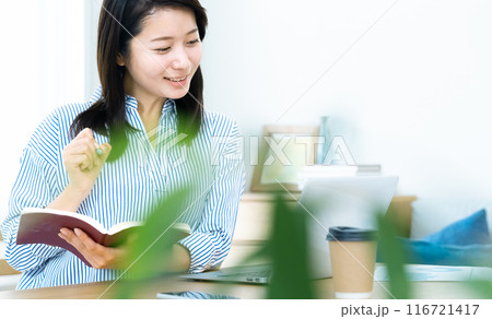 パソコンで勉強をする女性 116721417