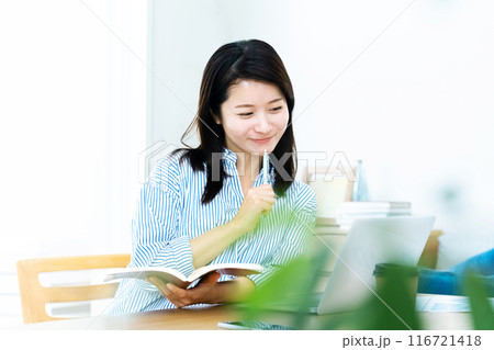 パソコンで勉強をする女性 116721418