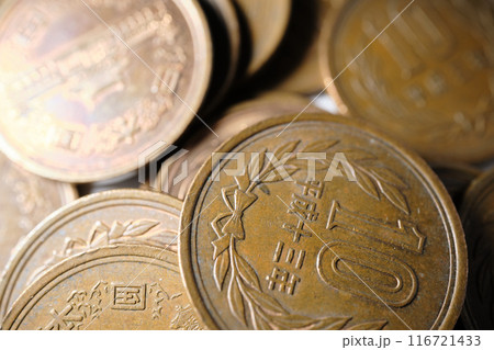 重なるたくさんの10円玉 116721433
