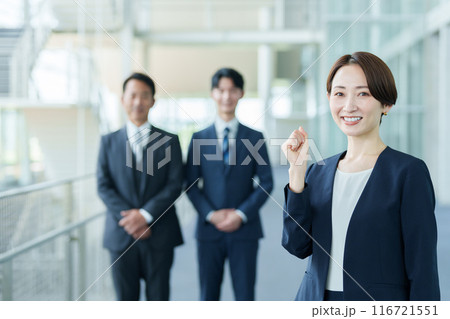 ガッツポーズをするビジネスウーマン ガッツポーズをするビジネスウーマン 116721551