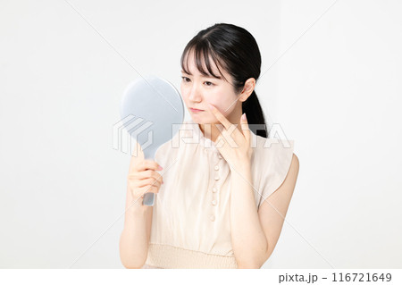 鏡を見て悩む女性 鏡を見て悩む女性 116721649