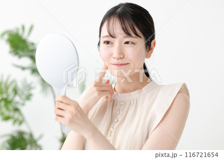 鏡を見て悩む女性 鏡を見て悩む女性 116721654