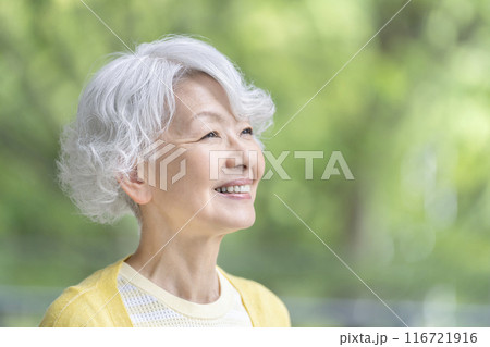 笑顔のシニア女性　横顔 116721916