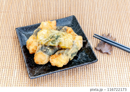 皿に盛った梅シソ巻き鶏の唐揚げ 116722173