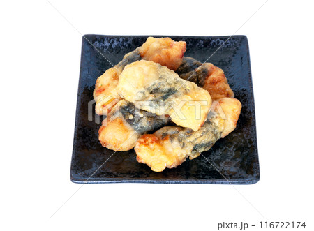 皿に盛った梅シソ巻き鶏の唐揚げ【白背景・切り抜き】 116722174