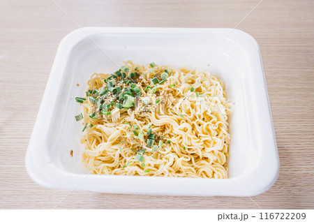 インスタントの塩焼きそば 116722209