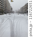雪が降る日の道路 116722651
