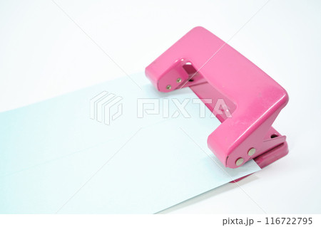 二穴パンチのイメージ素材 116722795