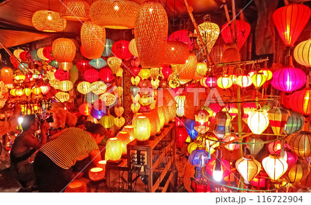 ベトナム・ホイアン旧市街のナイトマーケットで営業しているランタン屋台 116722904