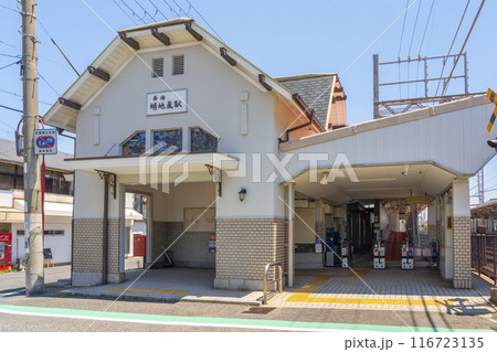 レトロな外観の南海蛸地蔵駅 116723135