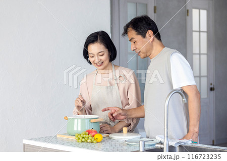 キッチンで料理をする夫婦 116723235