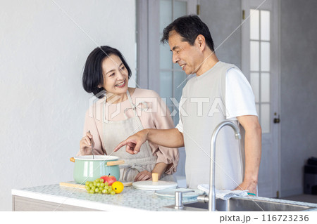 キッチンで料理をする夫婦 116723236