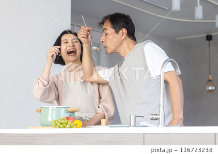 キッチンで料理をする夫婦 116723238