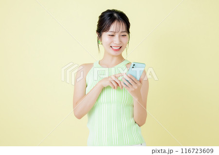 ライフスタイル　スマホを見る女性 116723609