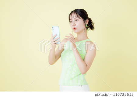 ライフスタイル スマホを見る女性 ライフスタイル スマホを見る女性 116723613