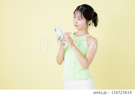 ライフスタイル スマホを見る女性 ライフスタイル スマホを見る女性 116723619