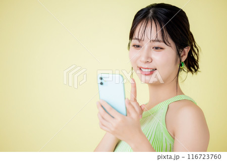 ライフスタイル スマホを見る女性 ライフスタイル スマホを見る女性 116723760