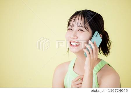 スマホで通話をしている若い女性 116724046