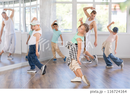 Children, together with dance teacher, practice hip-hop and breakdancing 116724164
